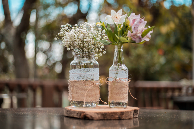 Creative ideas for decorating a wedding with glass jars and bottles