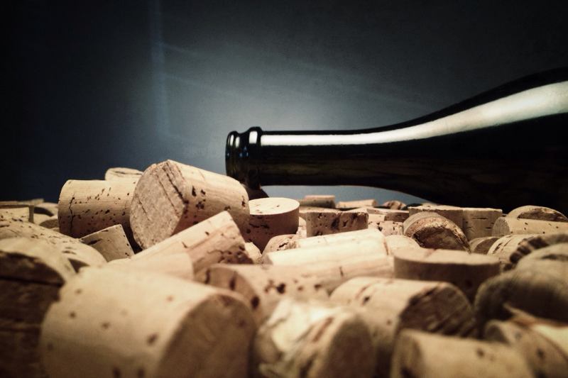 The Benefits of Glass Bottles with Corks for Drinks Production